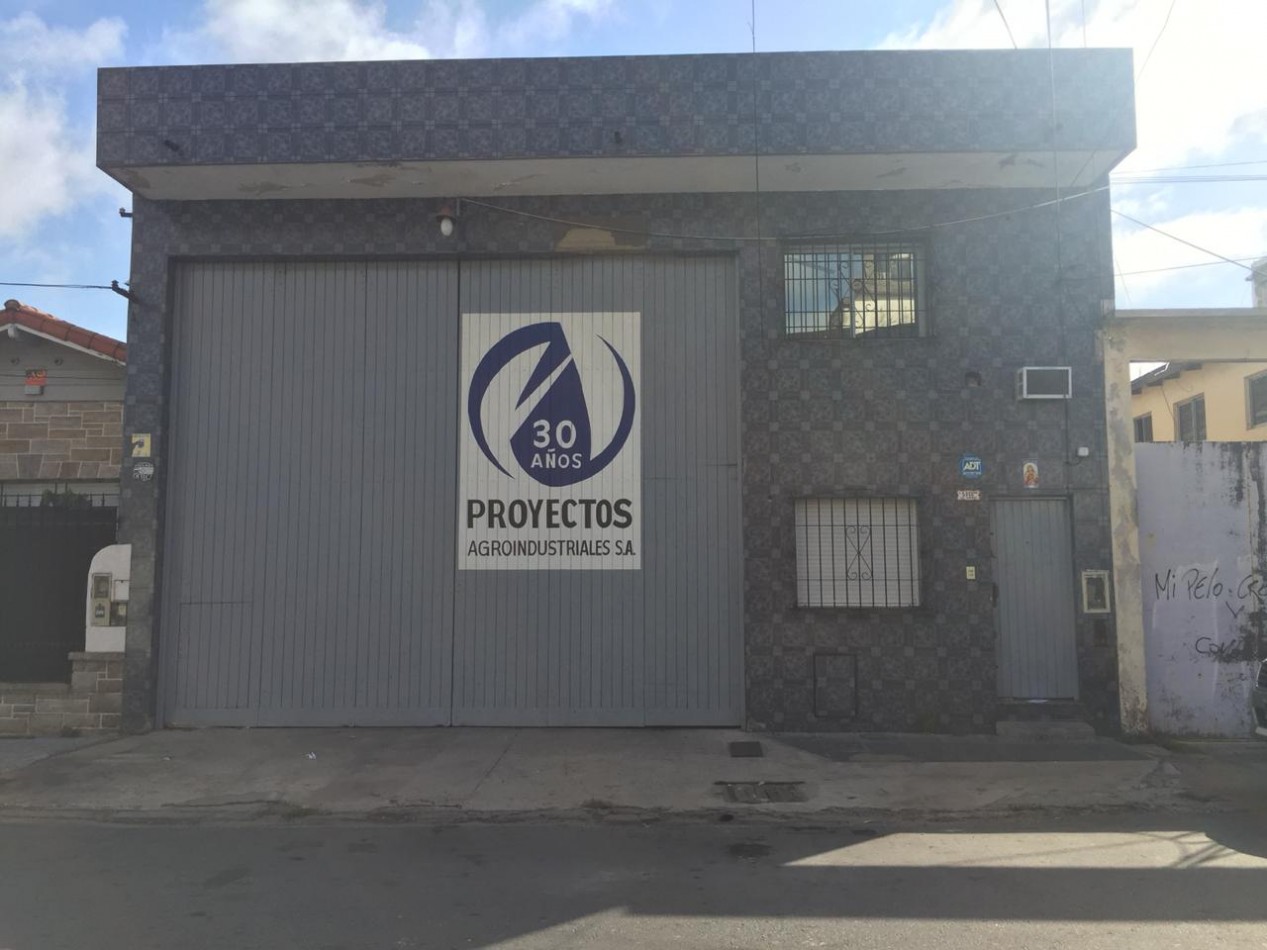 EXCELENTE GALPON EN ALQUILER EN AVELLANEDA. CON BAÑOS, VESTUARIOS Y OFICINAS. 585 M2 EN PB, ENTRADA APTA CAMIONES.