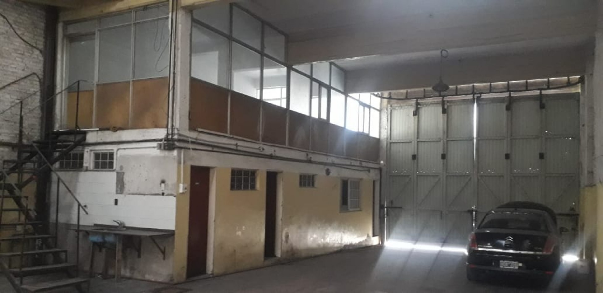 EXCELENTE GALPON EN ALQUILER EN AVELLANEDA. CON BAÑOS, VESTUARIOS Y OFICINAS. 585 M2 EN PB, ENTRADA APTA CAMIONES.