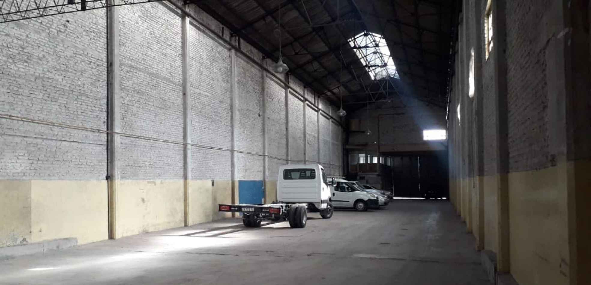 EXCELENTE GALPON EN ALQUILER EN AVELLANEDA. CON BAÑOS, VESTUARIOS Y OFICINAS. 585 M2 EN PB, ENTRADA APTA CAMIONES.