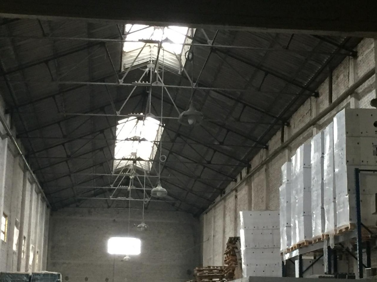 EXCELENTE GALPON EN ALQUILER EN AVELLANEDA. CON BAÑOS, VESTUARIOS Y OFICINAS. 585 M2 EN PB, ENTRADA APTA CAMIONES.