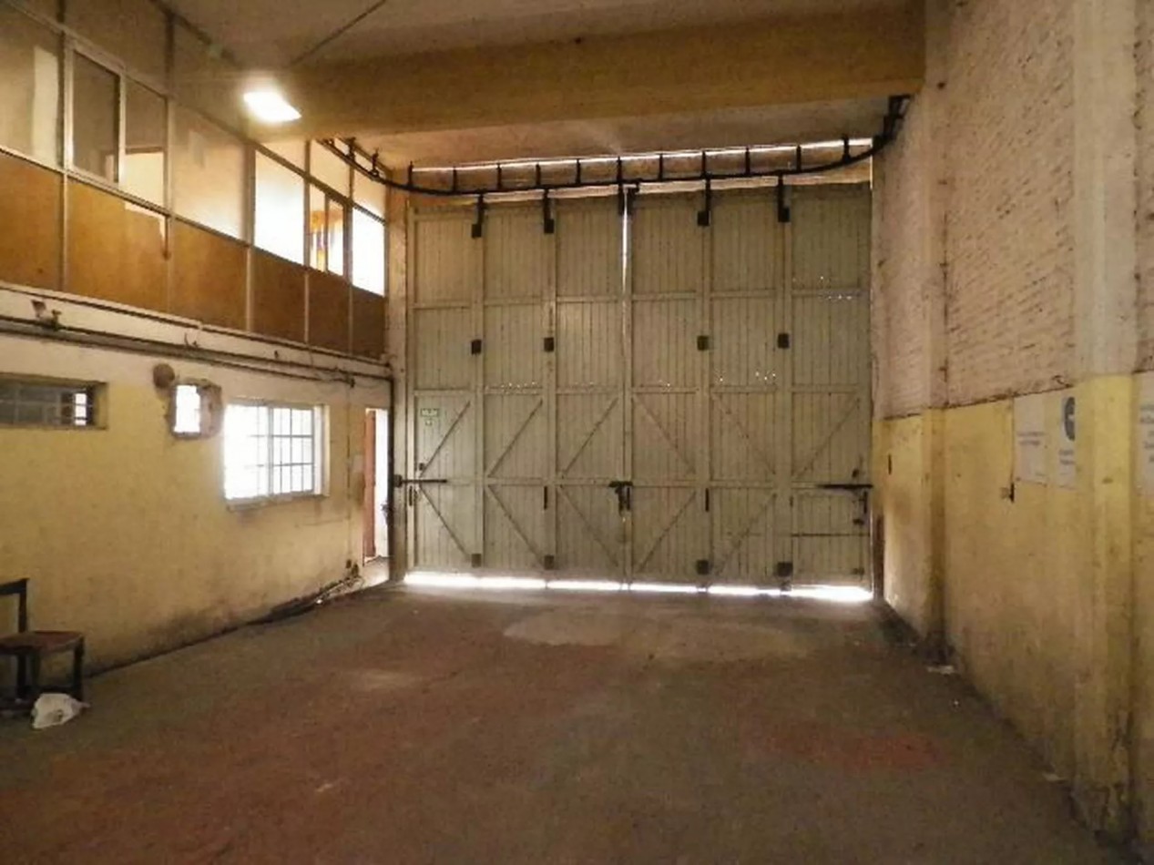 EXCELENTE GALPON EN ALQUILER EN AVELLANEDA. CON BAÑOS, VESTUARIOS Y OFICINAS. 585 M2 EN PB, ENTRADA APTA CAMIONES.
