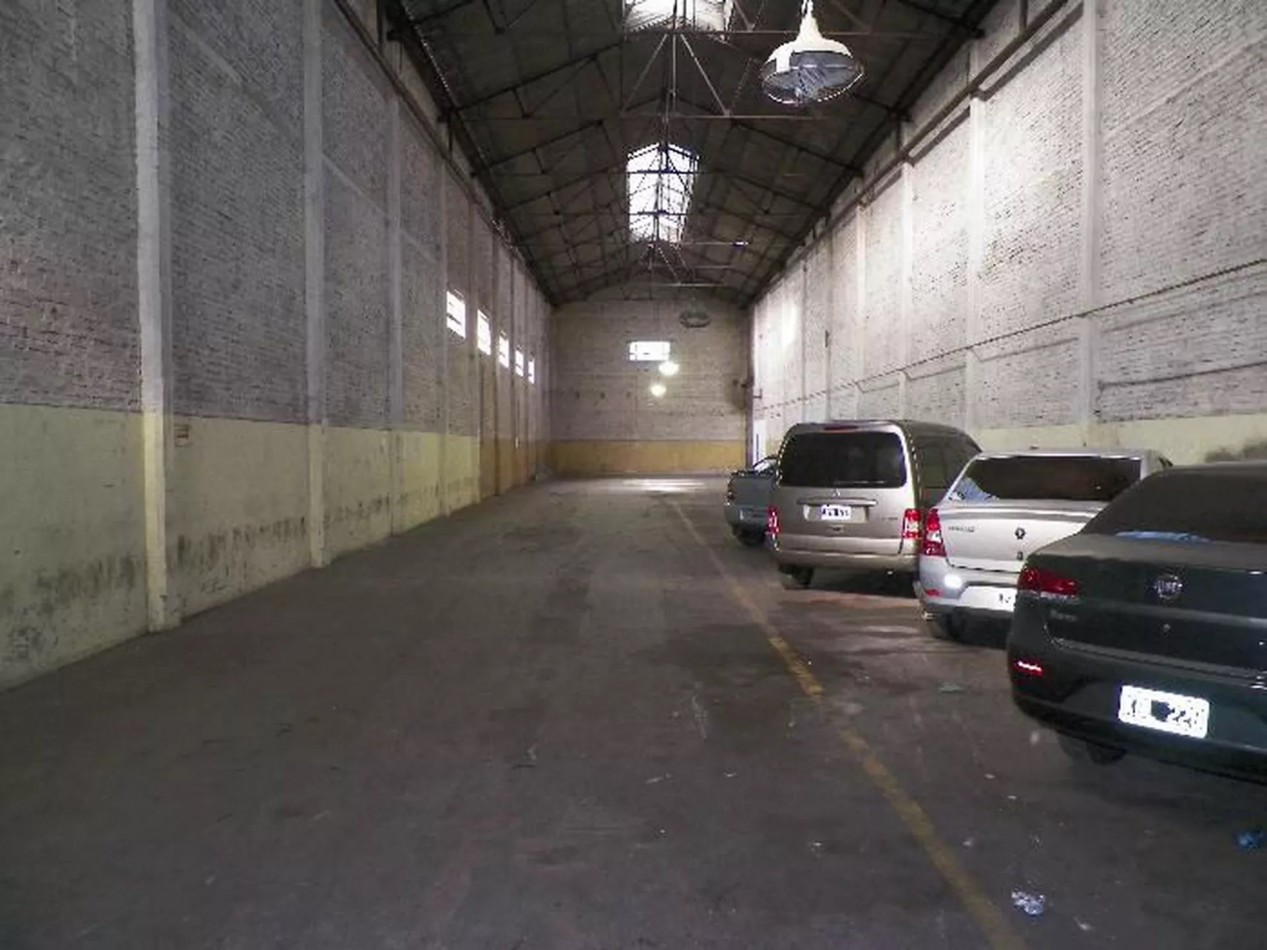EXCELENTE GALPON EN ALQUILER EN AVELLANEDA. CON BAÑOS, VESTUARIOS Y OFICINAS. 585 M2 EN PB, ENTRADA APTA CAMIONES.