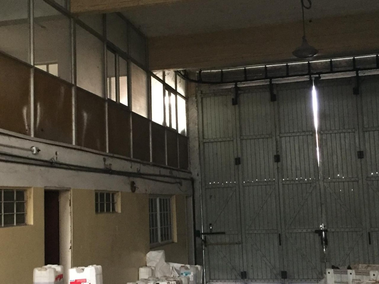 EXCELENTE GALPON EN ALQUILER EN AVELLANEDA. CON BAÑOS, VESTUARIOS Y OFICINAS. 585 M2 EN PB, ENTRADA APTA CAMIONES.