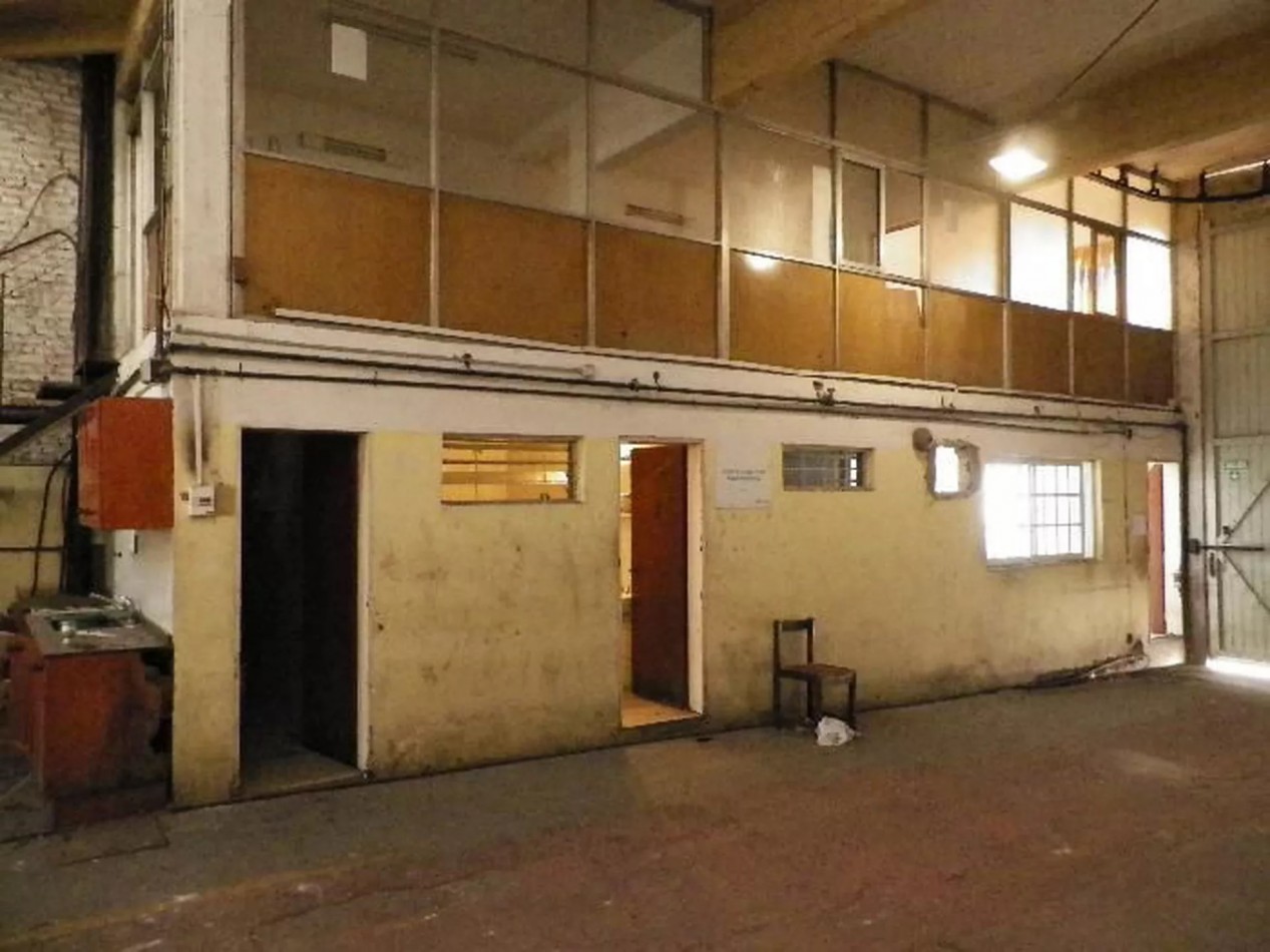 EXCELENTE GALPON EN ALQUILER EN AVELLANEDA. CON BAÑOS, VESTUARIOS Y OFICINAS. 585 M2 EN PB, ENTRADA APTA CAMIONES.