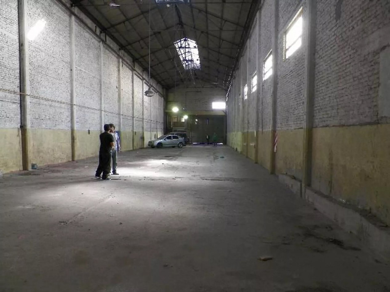 EXCELENTE GALPON EN ALQUILER EN AVELLANEDA. CON BAÑOS, VESTUARIOS Y OFICINAS. 585 M2 EN PB, ENTRADA APTA CAMIONES.