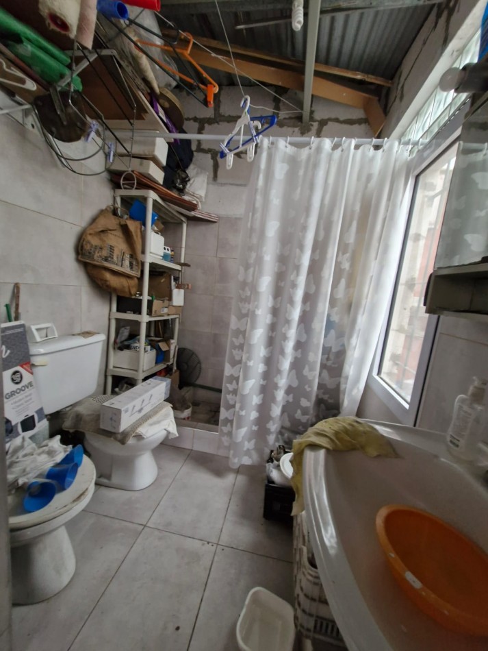 CASA DE 3 AMBIENTES EN VENTA, CON PATIO, TERRAZA, QUINCHO Y GARAGE.