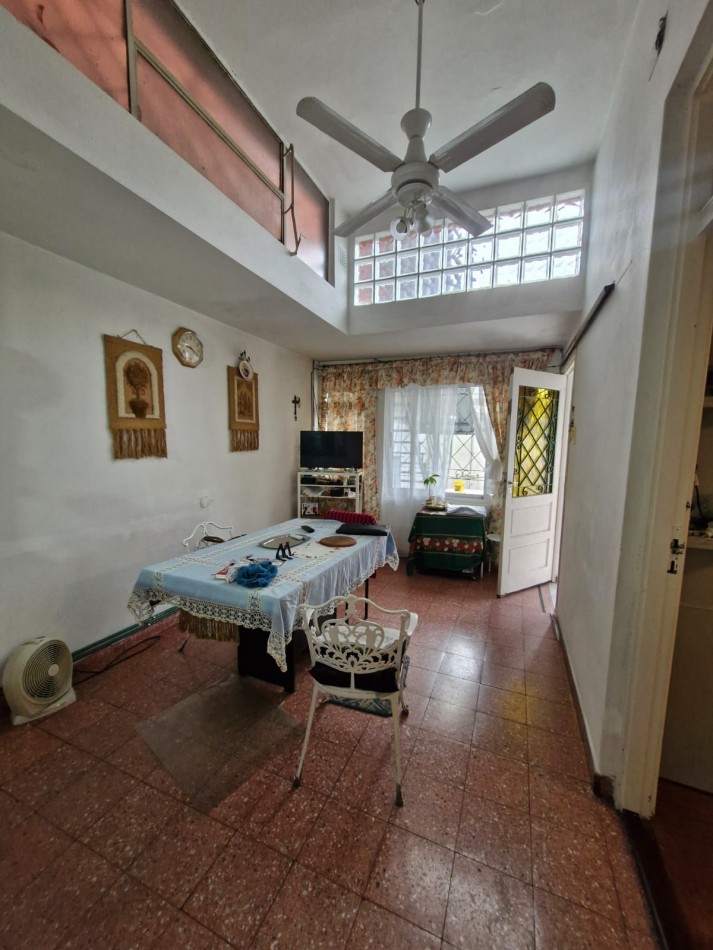 CASA DE 3 AMBIENTES EN VENTA, CON PATIO, TERRAZA, QUINCHO Y GARAGE.