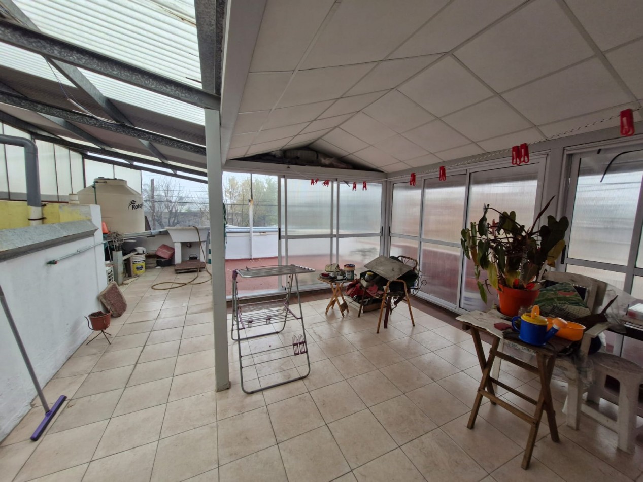 CASA DE 3 AMBIENTES EN VENTA, CON PATIO, TERRAZA, QUINCHO Y GARAGE.