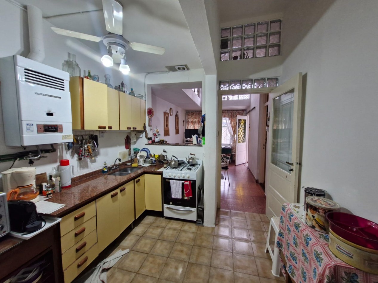 CASA DE 3 AMBIENTES EN VENTA, CON PATIO, TERRAZA, QUINCHO Y GARAGE.
