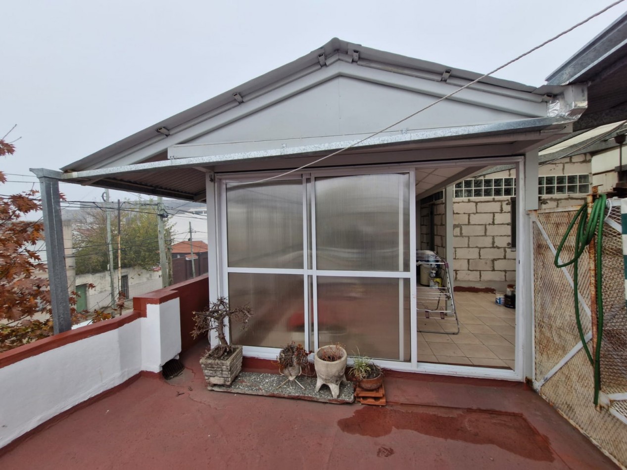 CASA DE 3 AMBIENTES EN VENTA, CON PATIO, TERRAZA, QUINCHO Y GARAGE.