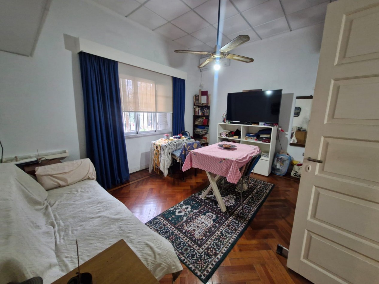 CASA DE 3 AMBIENTES EN VENTA, CON PATIO, TERRAZA, QUINCHO Y GARAGE.