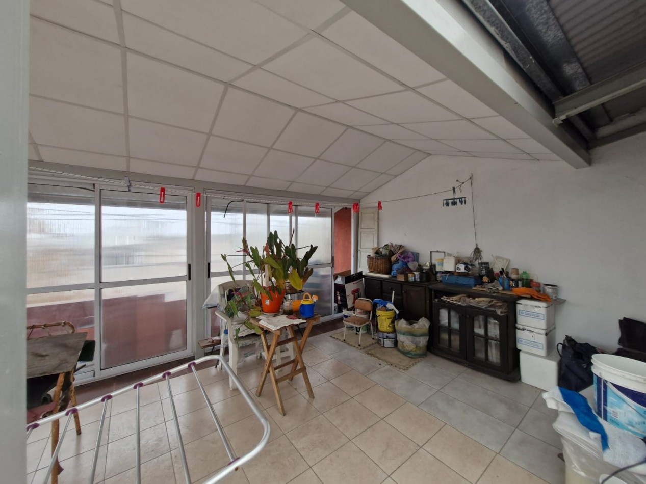 CASA DE 3 AMBIENTES EN VENTA, CON PATIO, TERRAZA, QUINCHO Y GARAGE.