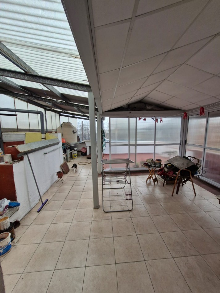 CASA DE 3 AMBIENTES EN VENTA, CON PATIO, TERRAZA, QUINCHO Y GARAGE.
