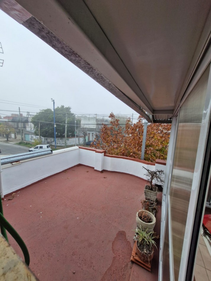 CASA DE 3 AMBIENTES EN VENTA, CON PATIO, TERRAZA, QUINCHO Y GARAGE.