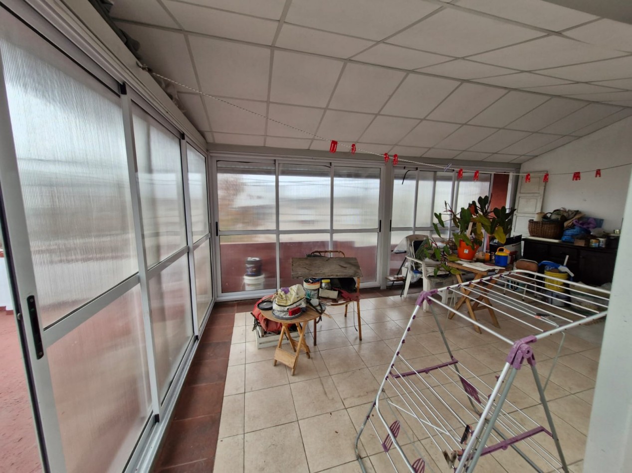 CASA DE 3 AMBIENTES EN VENTA, CON PATIO, TERRAZA, QUINCHO Y GARAGE.