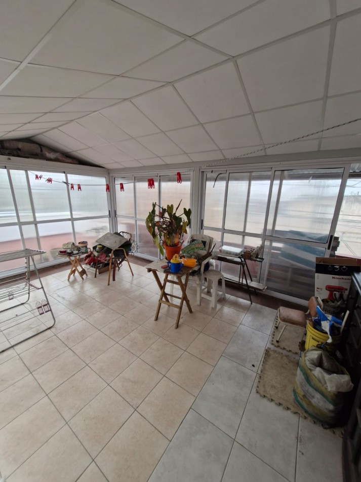 CASA DE 3 AMBIENTES EN VENTA, CON PATIO, TERRAZA, QUINCHO Y GARAGE.