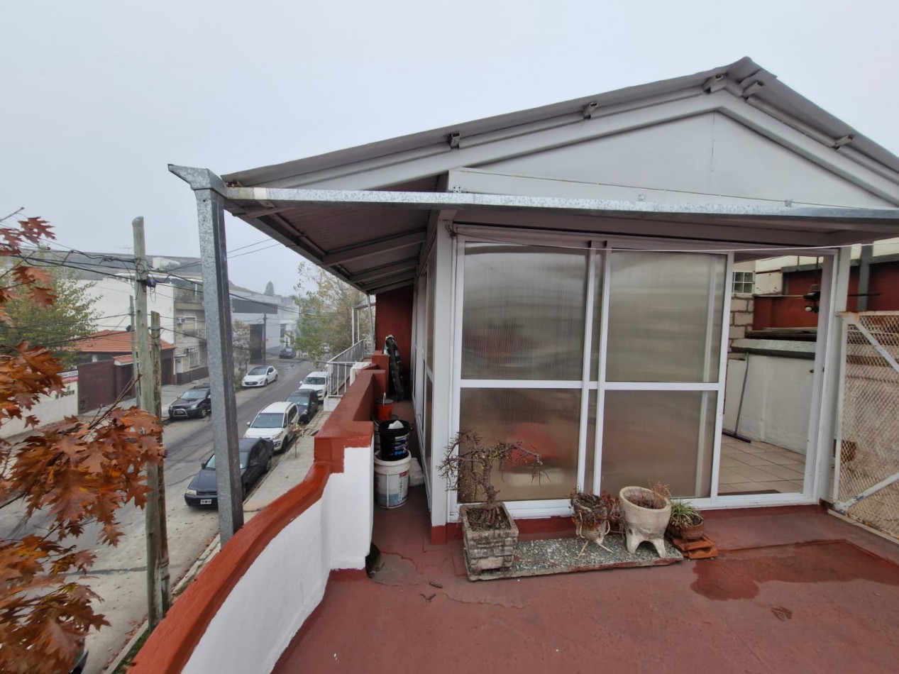 CASA DE 3 AMBIENTES EN VENTA, CON PATIO, TERRAZA, QUINCHO Y GARAGE.