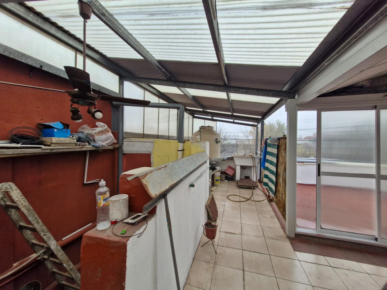 CASA DE 3 AMBIENTES EN VENTA, CON PATIO, TERRAZA, QUINCHO Y GARAGE.