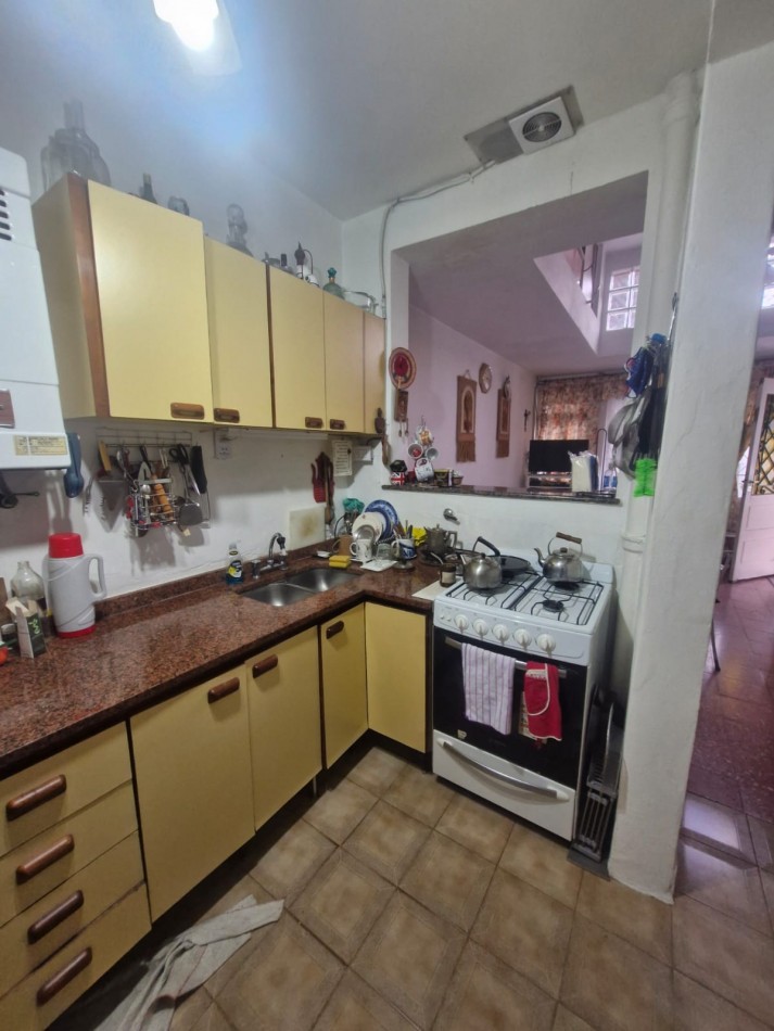 CASA DE 3 AMBIENTES EN VENTA, CON PATIO, TERRAZA, QUINCHO Y GARAGE.