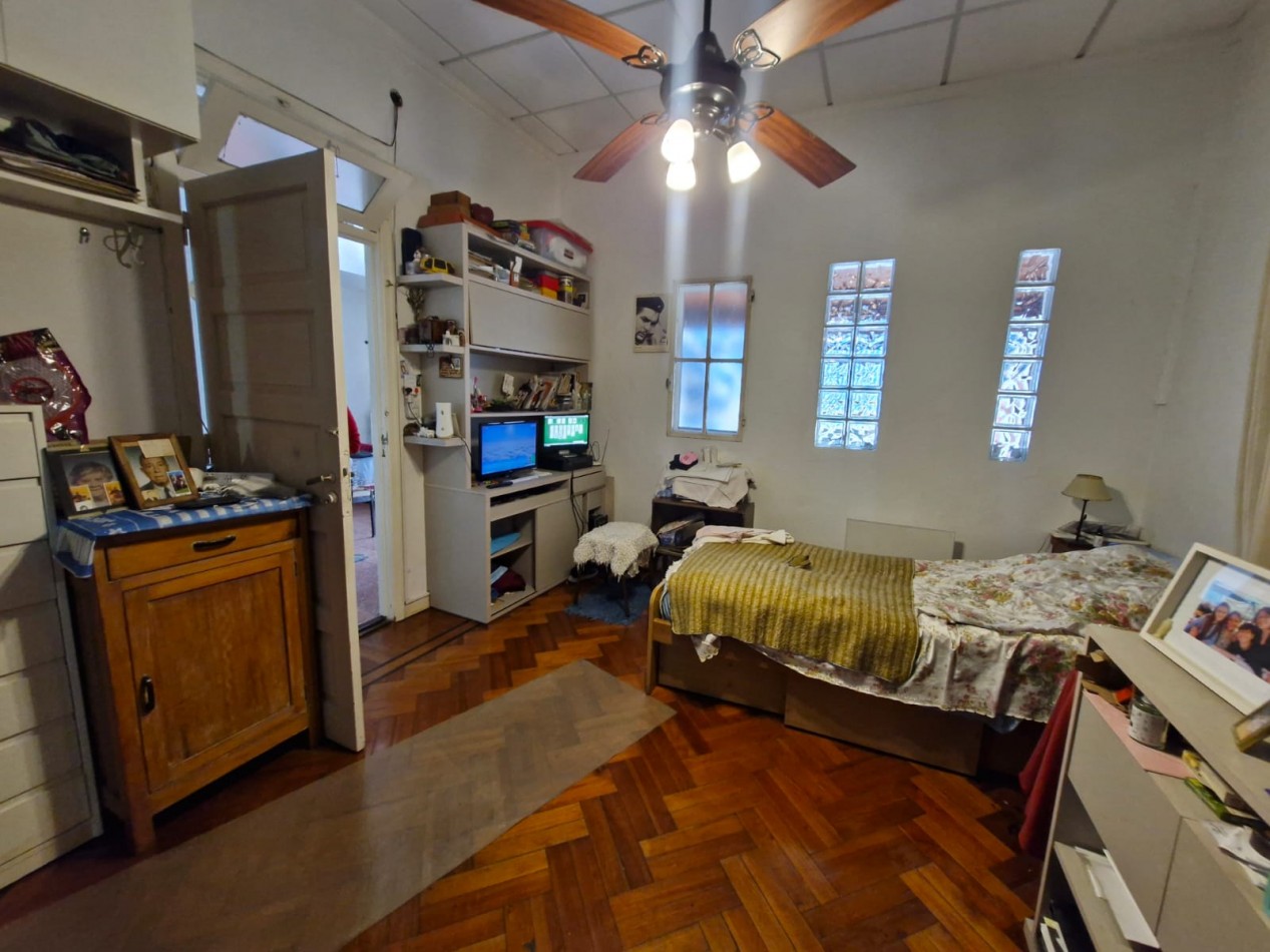 CASA DE 3 AMBIENTES EN VENTA, CON PATIO, TERRAZA, QUINCHO Y GARAGE.