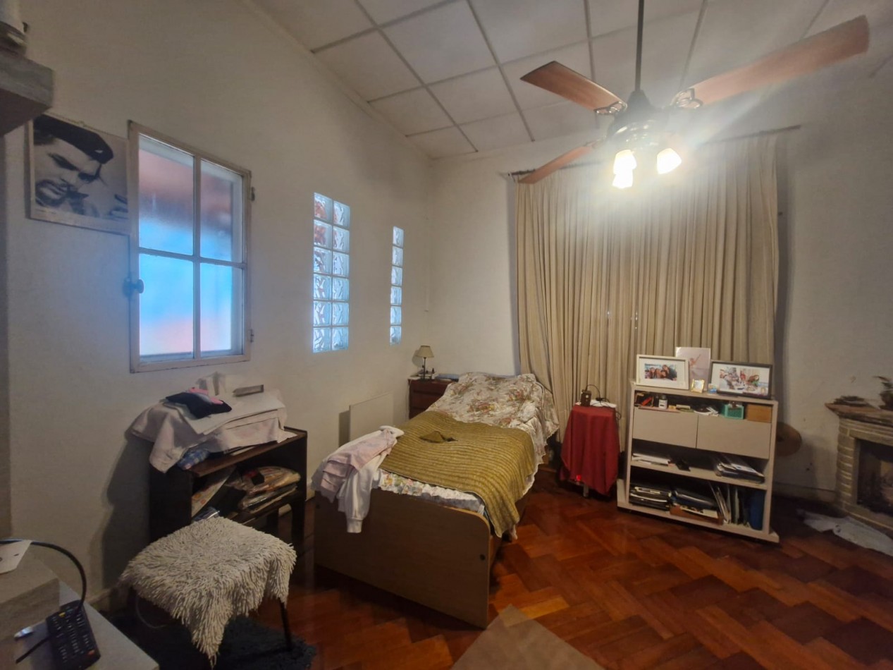 CASA DE 3 AMBIENTES EN VENTA, CON PATIO, TERRAZA, QUINCHO Y GARAGE.