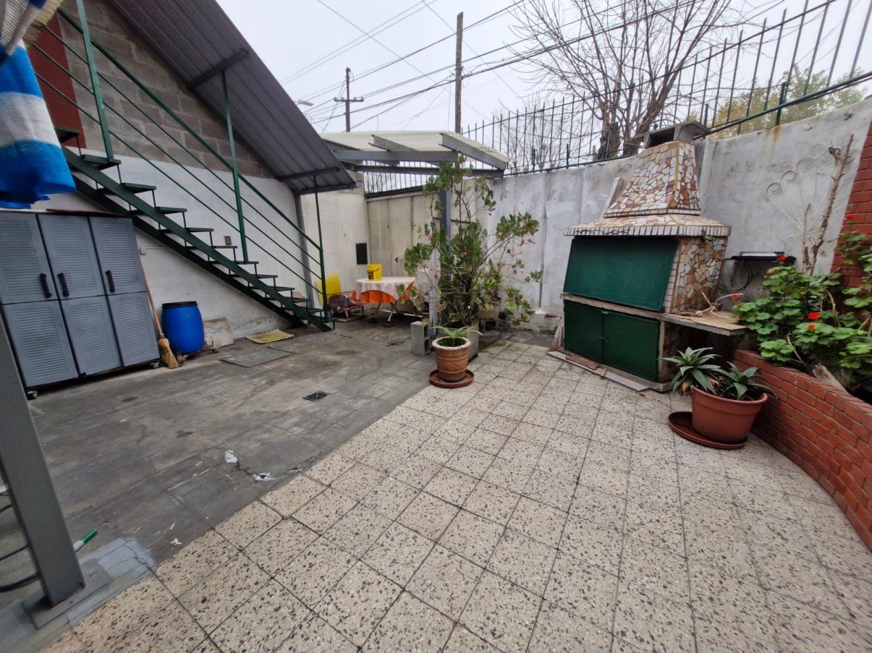 CASA DE 3 AMBIENTES EN VENTA, CON PATIO, TERRAZA, QUINCHO Y GARAGE.