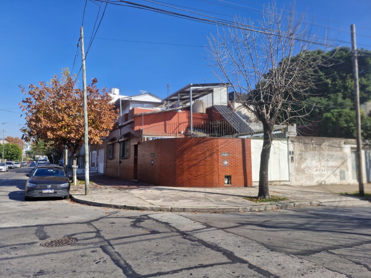 CASA DE 3 AMBIENTES EN VENTA, CON PATIO, TERRAZA, QUINCHO Y GARAGE.