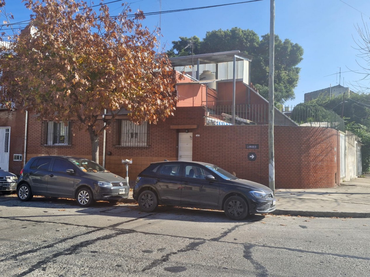 CASA DE 3 AMBIENTES EN VENTA, CON PATIO, TERRAZA, QUINCHO Y GARAGE.