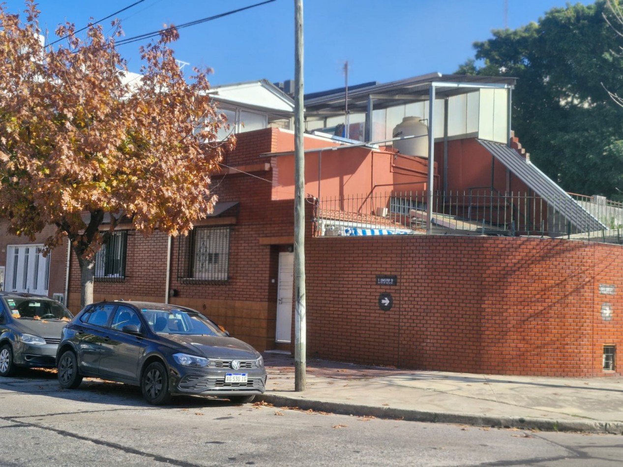 CASA DE 3 AMBIENTES EN VENTA, CON PATIO, TERRAZA, QUINCHO Y GARAGE.