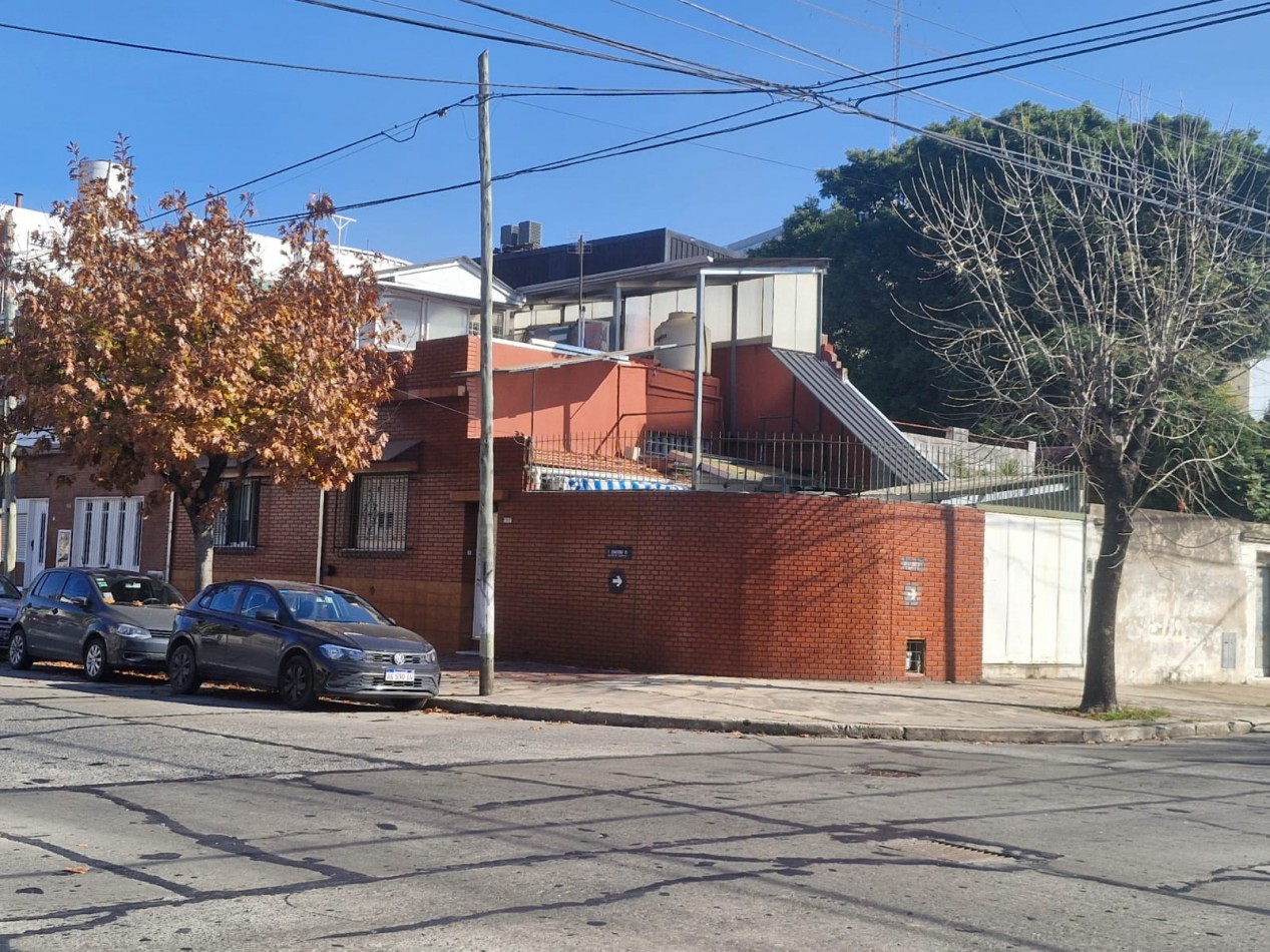 CASA DE 3 AMBIENTES EN VENTA, CON PATIO, TERRAZA, QUINCHO Y GARAGE.