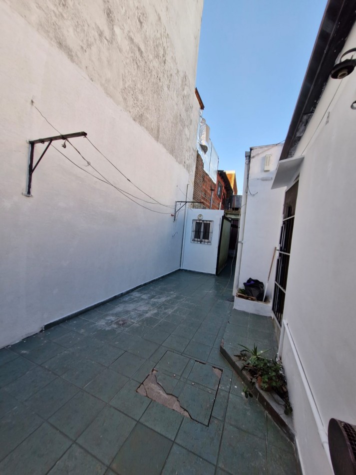 ALQUILER DE PH AL FRENTE DE 2 AMBIENTES CON GARAGE DESCUBIERTO