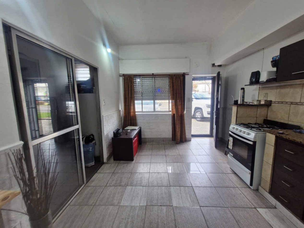 OPORTUNIDAD. PH EN VENTA DE 2 AMBIENTES EN PLANTA BAJA SOBRE AVENIDA