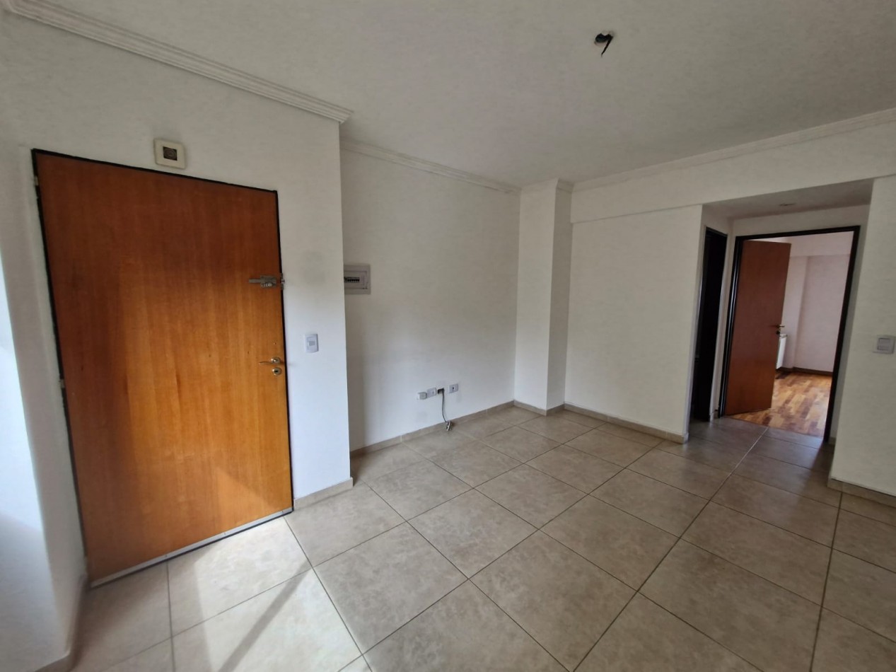 ALQUILER IMPECABLE DEPTO. DE 2 AMBIENTES SOBRE AV. MITRE EN EDIFICIO DE CATEGORIA