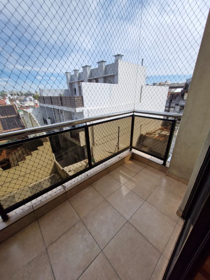 ALQUILER IMPECABLE DEPTO. DE 2 AMBIENTES SOBRE AV. MITRE EN EDIFICIO DE CATEGORIA