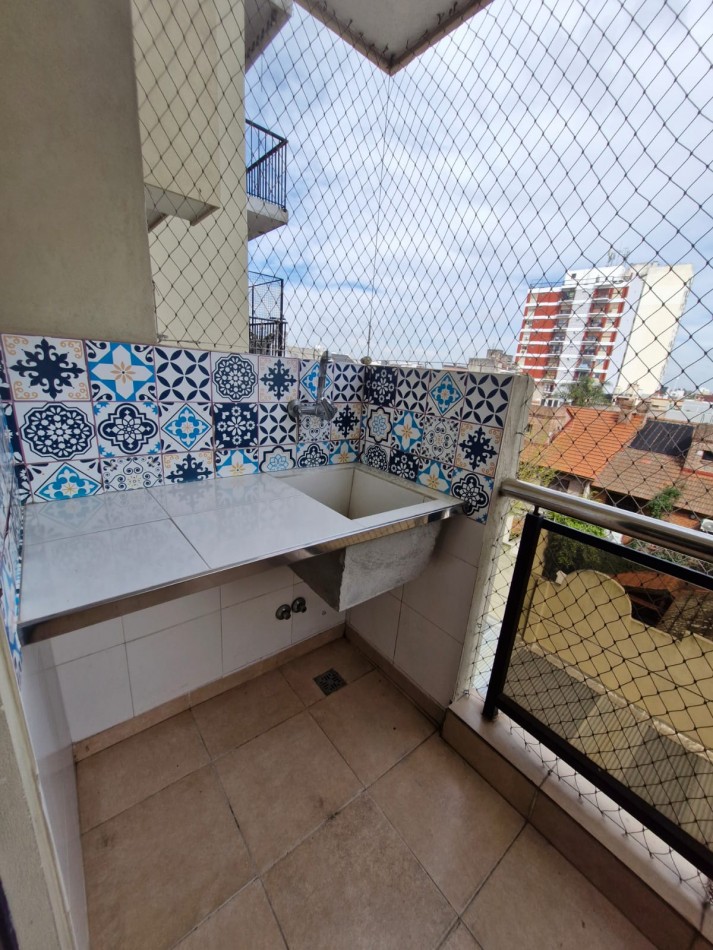 ALQUILER IMPECABLE DEPTO. DE 2 AMBIENTES SOBRE AV. MITRE EN EDIFICIO DE CATEGORIA