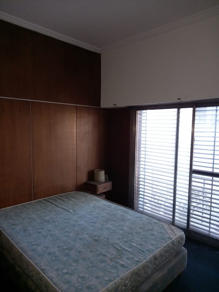 PH DE 6 AMBIENTES DISTRIBUIDOS EN 3 PLANTAS EN VENTA EN VALENTIN ALSINA, CON PATIO Y TERRAZA