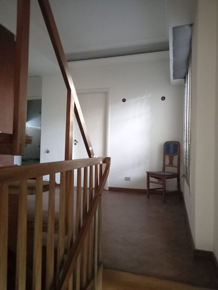 PH DE 6 AMBIENTES DISTRIBUIDOS EN 3 PLANTAS EN VENTA EN VALENTIN ALSINA, CON PATIO Y TERRAZA