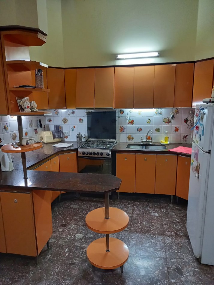 PH DE 6 AMBIENTES DISTRIBUIDOS EN 3 PLANTAS EN VENTA EN VALENTIN ALSINA, CON PATIO Y TERRAZA
