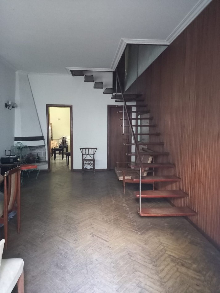 PH DE 6 AMBIENTES DISTRIBUIDOS EN 3 PLANTAS EN VENTA EN VALENTIN ALSINA, CON PATIO Y TERRAZA
