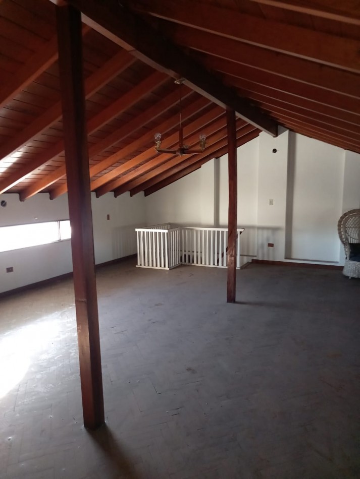 PH DE 6 AMBIENTES DISTRIBUIDOS EN 3 PLANTAS EN VENTA EN VALENTIN ALSINA, CON PATIO Y TERRAZA