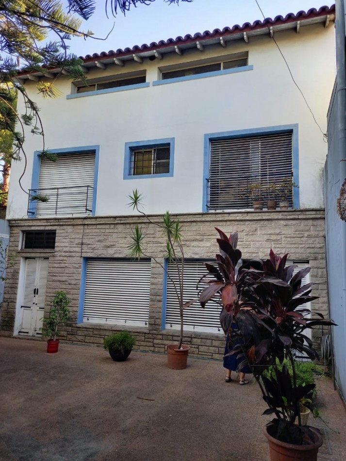 PH DE 6 AMBIENTES DISTRIBUIDOS EN 3 PLANTAS EN VENTA EN VALENTIN ALSINA, CON PATIO Y TERRAZA