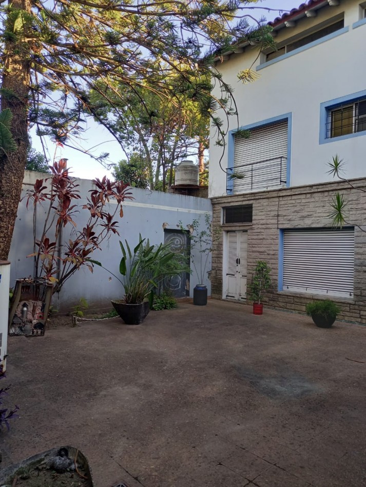 PH DE 6 AMBIENTES DISTRIBUIDOS EN 3 PLANTAS EN VENTA EN VALENTIN ALSINA, CON PATIO Y TERRAZA