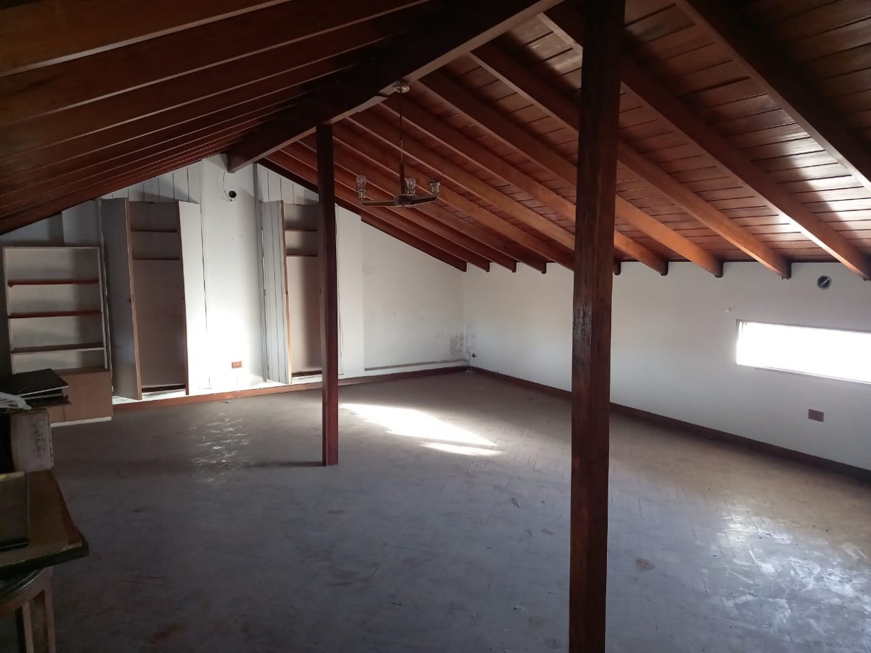 PH DE 6 AMBIENTES DISTRIBUIDOS EN 3 PLANTAS EN VENTA EN VALENTIN ALSINA, CON PATIO Y TERRAZA