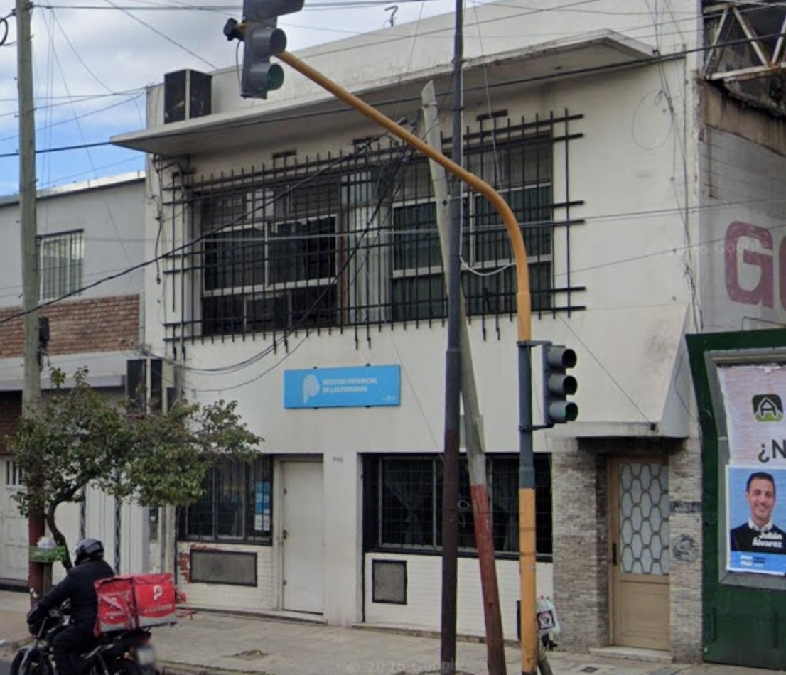 PH DE 6 AMBIENTES DISTRIBUIDOS EN 3 PLANTAS EN VENTA EN VALENTIN ALSINA, CON PATIO Y TERRAZA