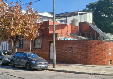 CASA DE 3 AMBIENTES EN VENTA, CON PATIO, TERRAZA, QUINCHO Y GARAGE.