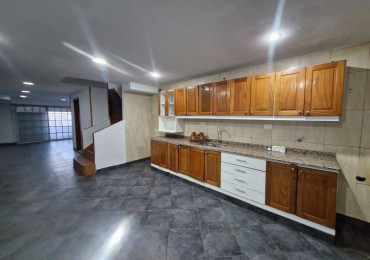 ALQUILER. TRIPLEX DE 5 AMBIENTES, CON PATIO Y QUINCHO